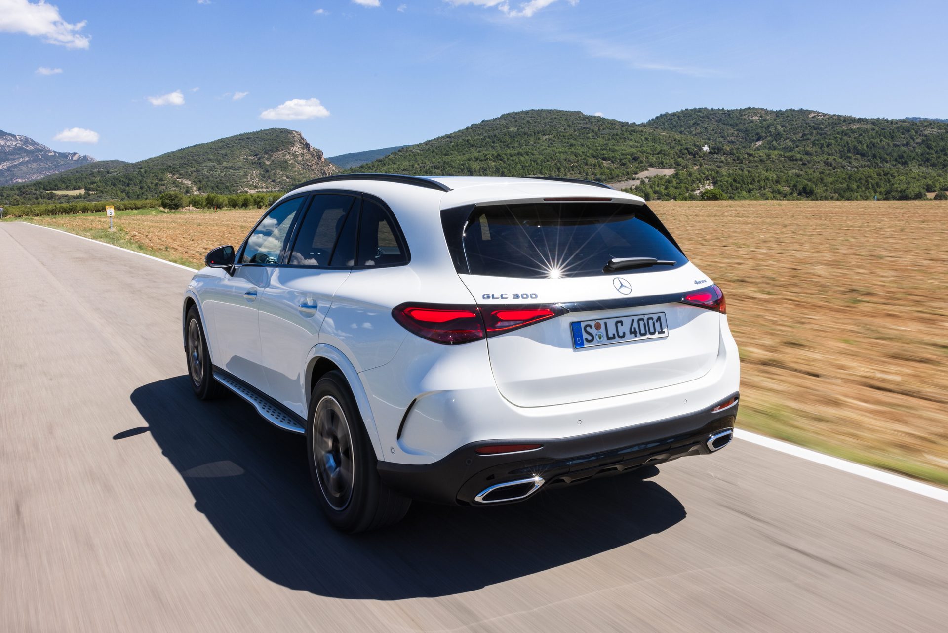 Mercedes GLC בנסיעה בכביש פתוח